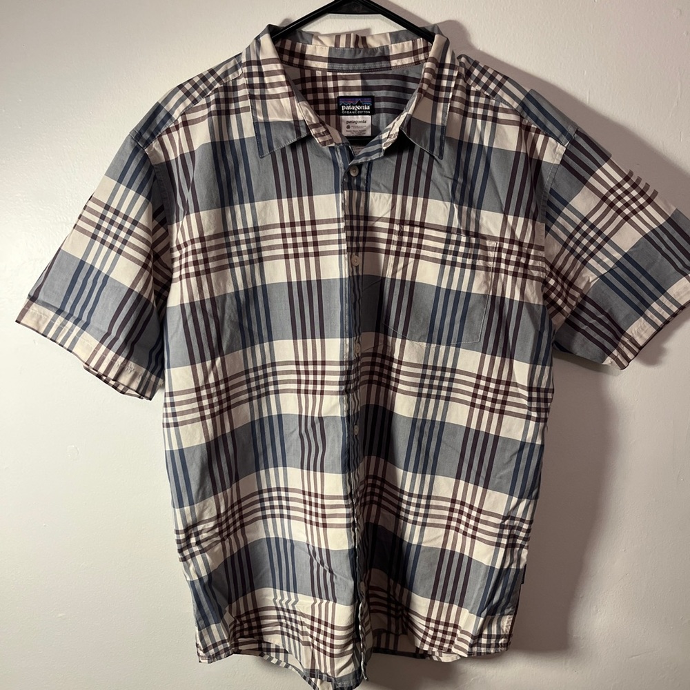 Patagonia short sleeve cotton button down in like new condition. Mens Large.